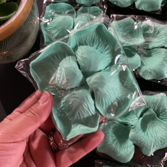 Mint green rose petals for wedd - Picture 3 of 4